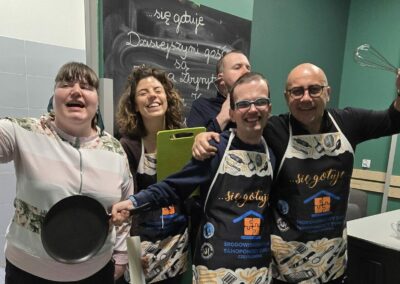 Dwaj uczestnicy - kobieta i mężczyzna pozują do zdjęcia z aktorami teatru (Hanną Zbyryt i Bartoszem Kopciem), trzymając w rękach przyrządy kuchenne.