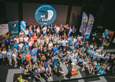 Uczestnicy maratonu zumby wraz z instruktorami pozują do zdjęcia