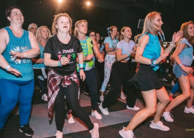 Uczestniczki maratonu zumby tańczą pod sceną