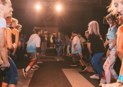 Uczestnicy maratonu zumby tańczą wraz z instruktorami