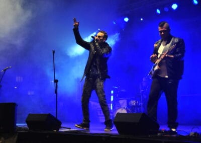 Mrozu śpiewa na scenie w towarzystwie innego muzyka