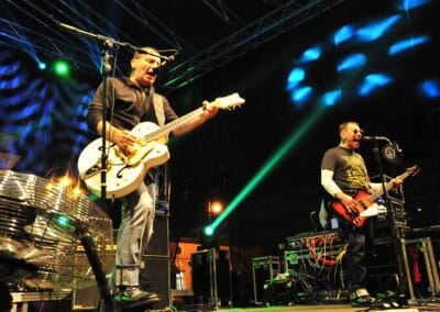 Dwóch mężczyzn ( członków zespołu Kobranocka) śpiewa i gra na scenie