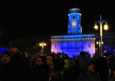 Podświetlony na niebiesko ratusz w Częstochowie