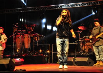 Na scenie występuje Mesajah wraz z zespołem