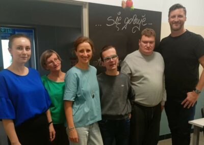 Dwaj uczestnicy pozują do zdjęcia wraz z Ambasadorami Stowarzyszenia Daj Mi Czas - Piotrem Gruszką oraz Aleksandrą Szettel-Gruszką oraz kadrą.