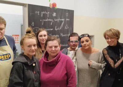 Osiem osób pozuje do zdjęcia.