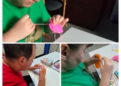 Kolaż zdjęć na którym przedstawiono dwie osoby wyszywające ściegiem prostym filcowe materiały o różnych kształtach.