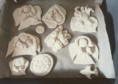 Na zdjęciu widać anioły, rybkę i pizzę stworzone z masy solnej.