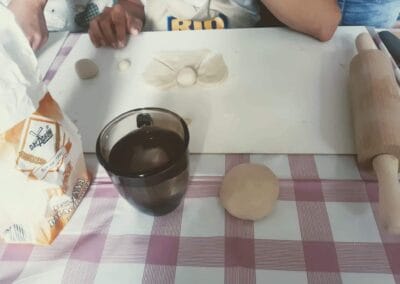 Na zdjęciu widać aniołka stworzonego z masy solnej oraz przybory potrzebne do jego wykonania.