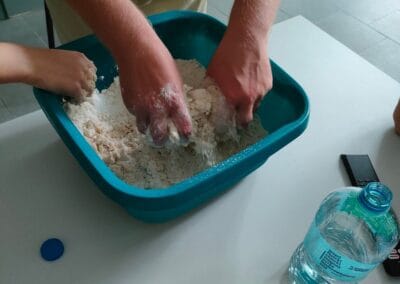 Na zdjęciu widać proces wyrabiania dłońmi masy solnej.