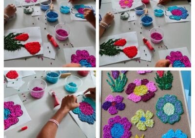 Cztery zdjęcia tworzące kolaż. Na zdjęciach przedstawione są prace plastyczne wykonane z bibuły. Na trzech z nich ukazany jest proces ich tworzenia.