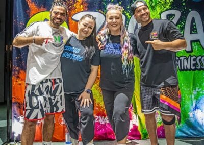 Dwie kobiety i dwóch mężczyzn pozują do zdjęcia w trakcie wydarzenia " Tanecznym krokiem w niebieski świat autyzmu"