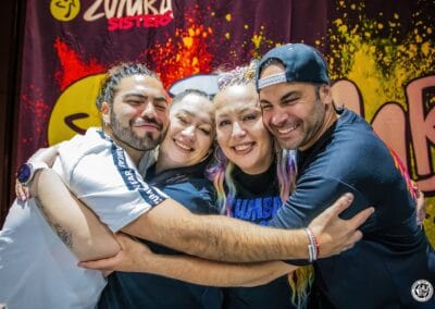 Cztery osoby ( dwie kobiety i dwóch mężczyzn) pozują do zdjęcia podczas wydarzenia "Tanecznym krokiem w niebieski świat autyzmu"