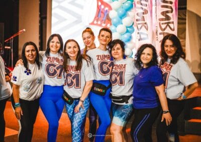 Uczestniczki maratonu zumby pozują do zdjęcia