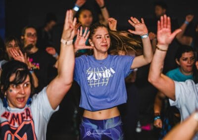 Uczestniczki maratonu zumby tańczą