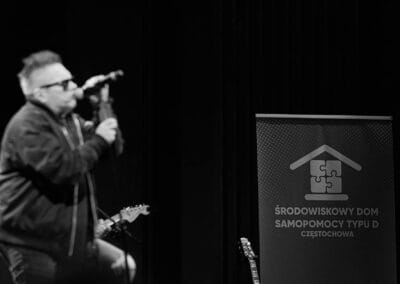 Na zdjęciu widoczny jest śpiewający Muniek Staszczyk. Fotografia przedstawia również baner ŚDS typu D w Częstochowie.